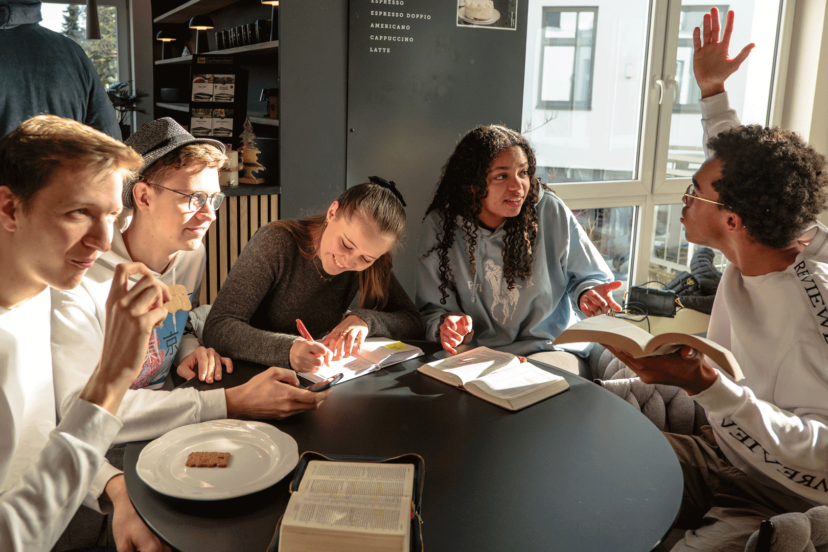 Gemeinsames Kleingruppen-Treffen am Tisch